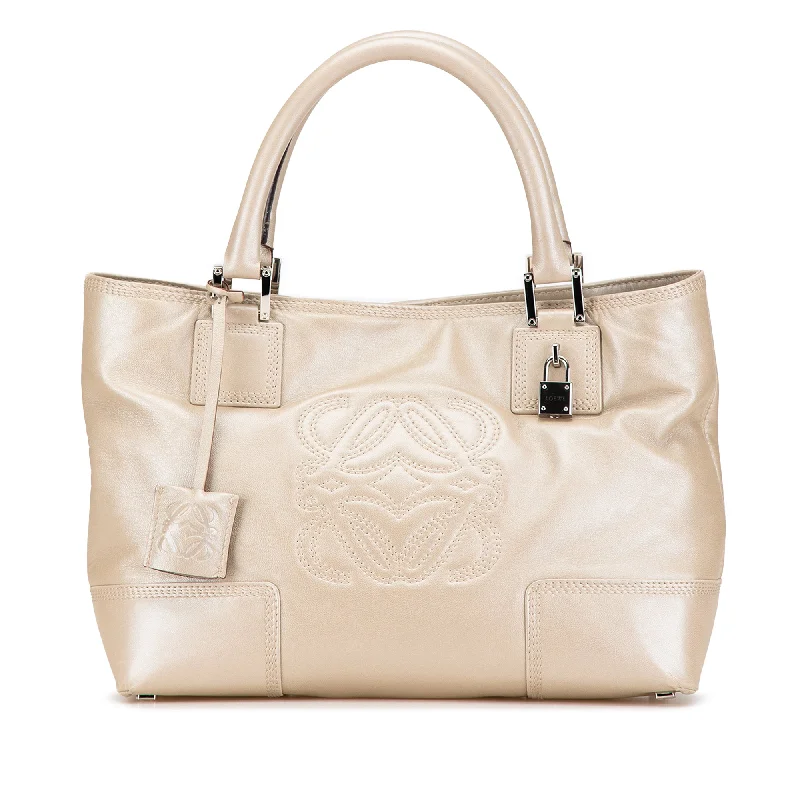 Quilted Tote Bag in Cream with Silver Hardware for a Classic and Sophisticated StyleBeige LOEWE Metallic Calfskin Fusta 28 Tote Quilted Tote Bag in Cream with Silver Hardware for a Classic and Sophisticated StyleBeige LOEWE Metallic Calfskin Fusta 28 Tote
