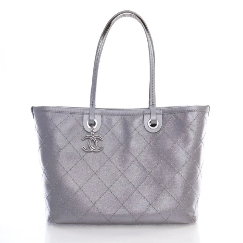 Tote Bag with Adjustable Shoulder Strap in Olive Green for Comfortable CarryingChanel Shopping Tote Metallic Silver Caviar Tote Bag with Adjustable Shoulder Strap in Olive Green for Comfortable CarryingChanel Shopping Tote Metallic Silver Caviar