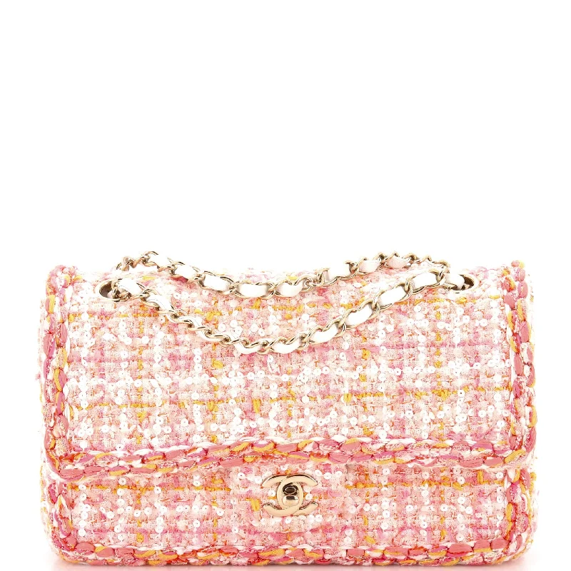 Quilted Shoulder Bag in Cream for a Classic and Elegant LookClassic Double Flap Bag Braided Quilted Tweed with Sequins Medium Quilted Shoulder Bag in Cream for a Classic and Elegant LookClassic Double Flap Bag Braided Quilted Tweed with Sequins Medium