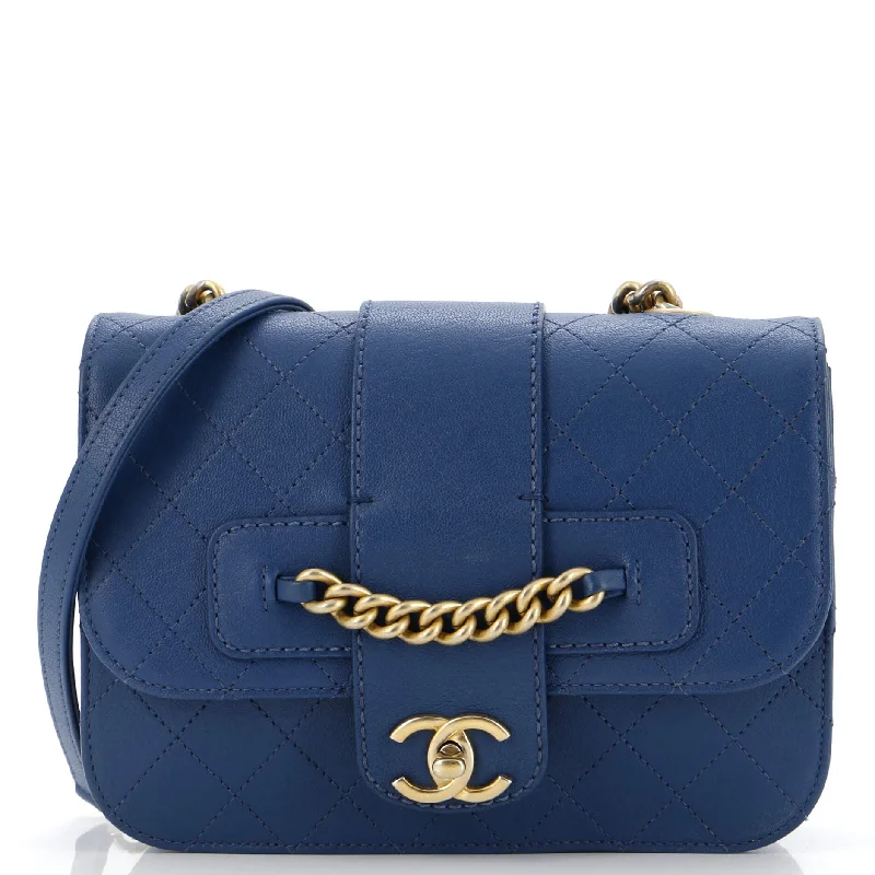 Quilted Shoulder Bag in Cream for a Classic and Elegant LookFront Chain Flap Bag Quilted Sheepskin Medium Quilted Shoulder Bag in Cream for a Classic and Elegant LookFront Chain Flap Bag Quilted Sheepskin Medium