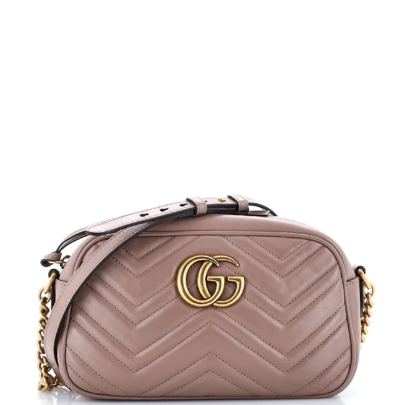 Shoulder Bag with Chain Strap in Silver for a Trendy AppearanceGG Marmont Shoulder Bag Matelasse Leather Small Shoulder Bag with Chain Strap in Silver for a Trendy AppearanceGG Marmont Shoulder Bag Matelasse Leather Small