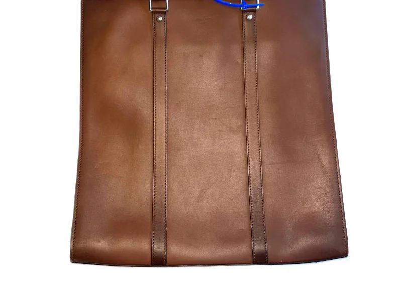 Tote Bag with Adjustable Shoulder Strap in Olive Green for Comfortable CarryingMonogrammed Tote Bag in Brown Leather with Personalized Initials for a Custom and Elegant TouchPre-Loved Plat Sac Nv Handbag (With Luggage Tag) In Brown Tote Bag with Adjustable Shoulder Strap in Olive Green for Comfortable CarryingMonogrammed Tote Bag in Brown Leather with Personalized Initials for a Custom and Elegant TouchPre-Loved Plat Sac Nv Handbag (With Luggage Tag) In Brown