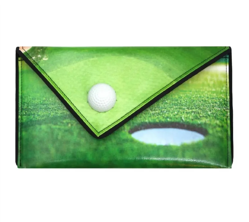Quilted Leather Crossbody Bag in Cream for a Classic and Elegant AppearanceGolf Bag In Green Quilted Leather Crossbody Bag in Cream for a Classic and Elegant AppearanceGolf Bag In Green