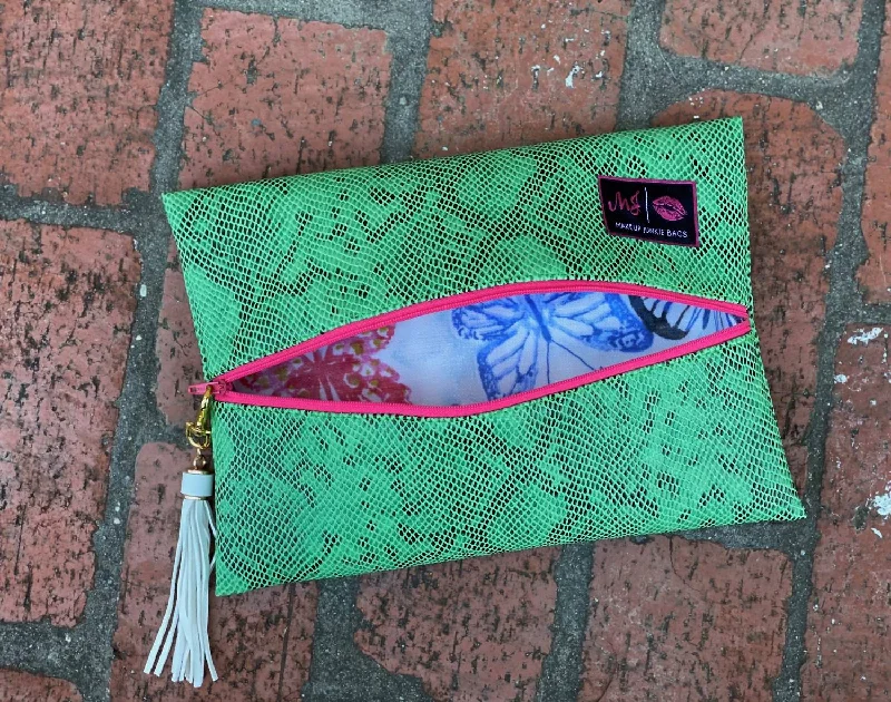 Women's Crossbody Bag with Chain Strap in Gold for a Glamorous TouchSecret Garden Mini Bag In Green Women's Crossbody Bag with Chain Strap in Gold for a Glamorous TouchSecret Garden Mini Bag In Green
